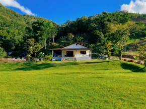 Casa na Serra com Cachoeira e Piscina